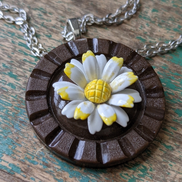 Whimsy House Jewelry - WHIMSY HOUSE I NWT Upcycled Retro Daisy Vintage Findings Button Necklace